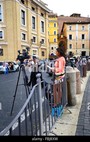 News reporter presso la Città del Vaticano Foto Stock