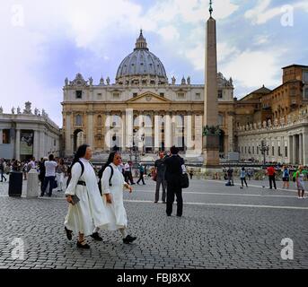 Le monache a piedi la Basilica di San Pietro e la Città del Vaticano Foto Stock