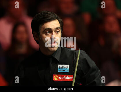 Alexandra Palace di Londra, Regno Unito. Xvii gen, 2016. Masters Snooker. Finali. Ronnie O'Sullivan reagisce durante il primo telaio Credito: Azione Sport Plus/Alamy Live News Foto Stock