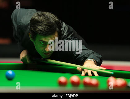 Alexandra Palace di Londra, Regno Unito. Xvii gen, 2016. Masters Snooker. Finali. Ronnie O'Sullivan durante il primo telaio Credito: Azione Sport Plus/Alamy Live News Foto Stock