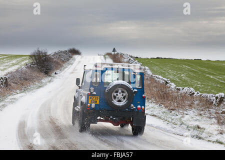Holestone Moor, Derbyshire, Regno Unito Il 17 gennaio 2016. Un Land Rover Defender 4X4 negozia infido stradale condizioni su Holestone Moor. vicino a Matlock. Durante la notte le nevicate e temperature di congelamento creare una scena invernale nel Derbyshire. Credito: Mark Richardson/Alamy Live News Foto Stock