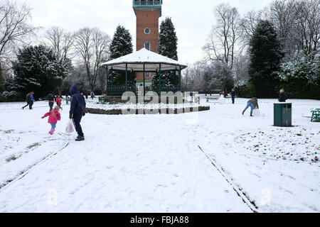 Neve in queens park loughborough carillon memoriale di guerra è mostrato in background Foto Stock