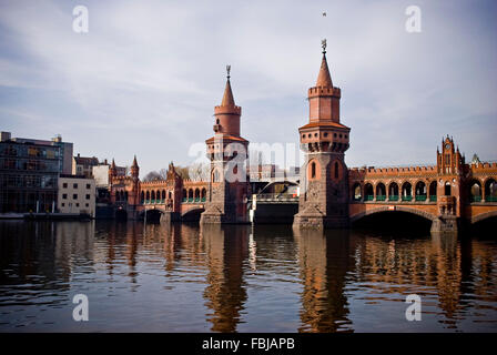 Oberbaumbrücke a Berlino Foto Stock