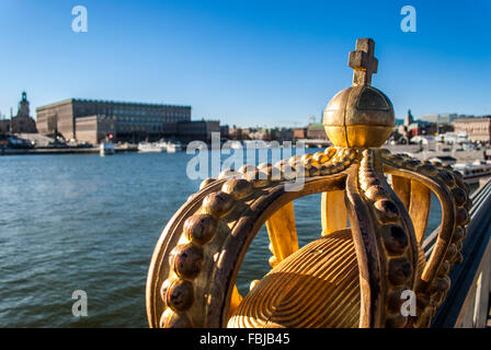 Ponte di Skeppsholmsbron, corona, dorato, vista sul castello di Stoccolma Foto Stock