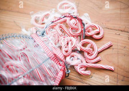 Rosso di zucchero bianco pretzel e candy canes Foto Stock