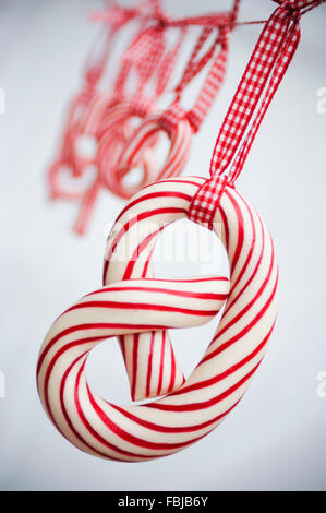 Rosso di zucchero bianco pretzel e candy canes Foto Stock