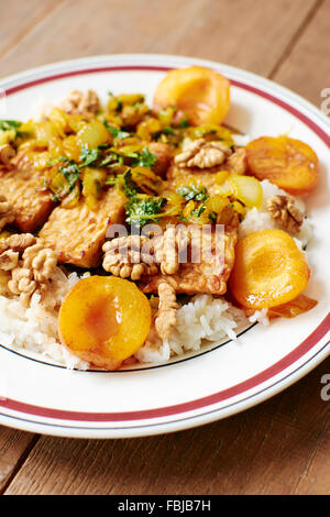 Tagine con Tempeh, albicocche e noci Foto Stock