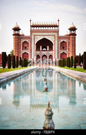 Edificio adiacente, ingresso, riflessione, il Taj Mahal, Mausoleo, India, Agra, Uttar Pradesh Foto Stock