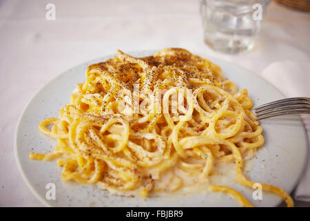 Piatto di pasta, spaghetti cacio e pepe, pasta con pepe e formaggio, Italia Foto Stock