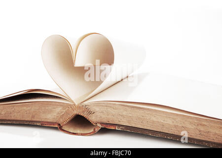 Cuore realizzato da pagine di libri, amare la lettura, il giorno di San Valentino concetto Foto Stock