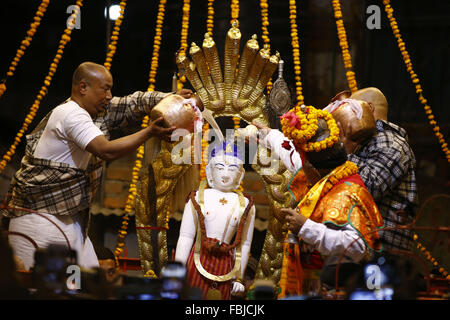 Kathmandu, Nepal. Xvii gen, 2016. Sacerdoti nepalese eseguire un rituale del bagno del Dio Eterno Seto Machindranath presso il tempio di Seto Machindranath situato in Jana Bahal tra Asan e Indra Chok a Kathmandu, Nepal su Domenica, 17 gennaio 2016. Persone di pregare Dio Seto Machindranath per la pioggia e per un buon raccolto. © Skanda Gautam/ZUMA filo/Alamy Live News Foto Stock