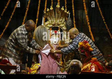 Kathmandu, Nepal. Xvii gen, 2016. Sacerdoti nepalese rimuovere gli indumenti prima di un rituale del bagno del Dio Eterno Seto Machindranath presso il tempio di Seto Machindranath situato in Jana Bahal tra Asan e Indra Chok a Kathmandu, Nepal su Domenica, 17 gennaio 2016. Persone di pregare Dio Seto Machindranath per la pioggia e per un buon raccolto. © Skanda Gautam/ZUMA filo/Alamy Live News Foto Stock