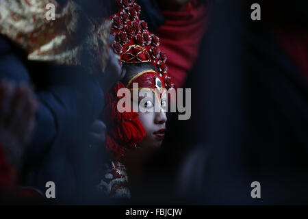 Kathmandu, Nepal. Xvii gen, 2016. La dea vivente Kumari osserva il rituale del bagno del Dio Eterno Seto Machindranath presso il tempio di Seto Machindranath situato in Jana Bahal tra Asan e Indra Chok a Kathmandu, Nepal su Domenica, 17 gennaio 2016. Persone di pregare Dio Seto Machindranath per la pioggia e per un buon raccolto. © Skanda Gautam/ZUMA filo/Alamy Live News Foto Stock