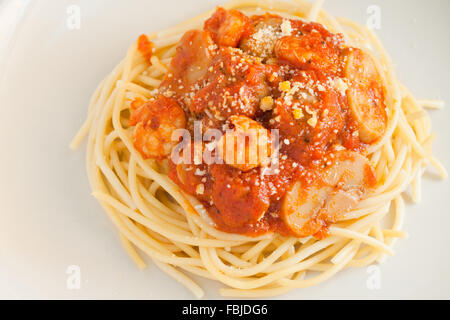 Spaghetti con le polpette di carne, gamberi e fungo pulsante Foto Stock