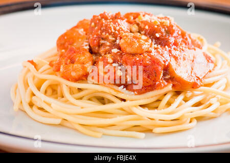 Spaghetti con le polpette di carne, gamberi e fungo pulsante Foto Stock