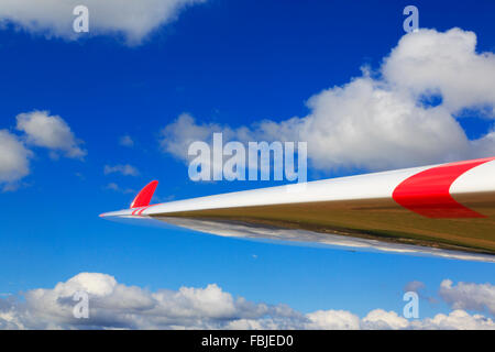 Duo Discus glider ala punta contro blu cielo nuvoloso. Foto Stock