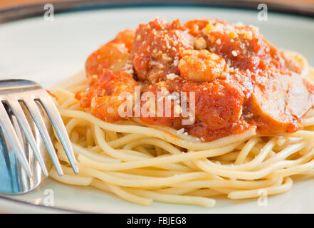 Spaghetti con le polpette di carne, gamberi e fungo pulsante Foto Stock