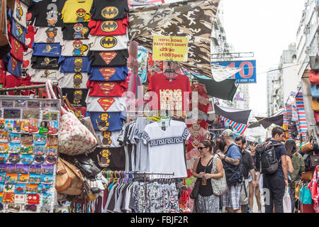 HONG KONG - Ott 3: Unidentified hawker vendere beni in Fa Yuen Street, Mongkok, Hong Kong il 3 ottobre 2015. Foto Stock