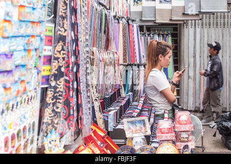 HONG KONG - Ott 3: Unidentified hawker vendere beni in Fa Yuen Street, Mongkok, Hong Kong il 3 ottobre 2015. Foto Stock