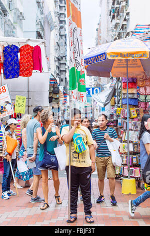 HONG KONG - Ott 3: Unidentified hawker vendere beni in Fa Yuen Street, Mongkok, Hong Kong il 3 ottobre 2015. Foto Stock