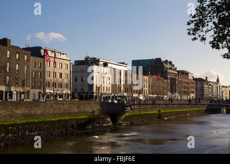 Vista sulla città di Dublino, capitale dell'Irlanda, tramonto sul fiume Liffey Foto Stock