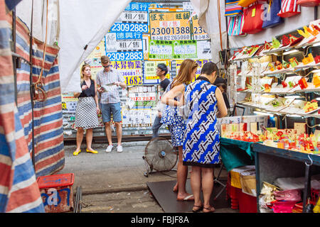 HONG KONG - Ott 3: Unidentified hawker vendere beni in Fa Yuen Street, Mongkok, Hong Kong il 3 ottobre 2015. Foto Stock