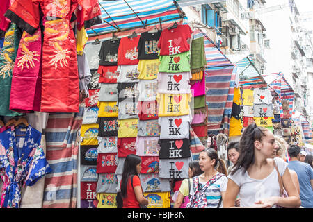 HONG KONG - Ott 3: Unidentified hawker vendere beni in Fa Yuen Street, Mongkok, Hong Kong il 3 ottobre 2015. Foto Stock