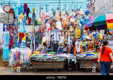 HONG KONG - Ott 3: Unidentified hawker vendere beni in Fa Yuen Street, Mongkok, Hong Kong il 3 ottobre 2015. Foto Stock