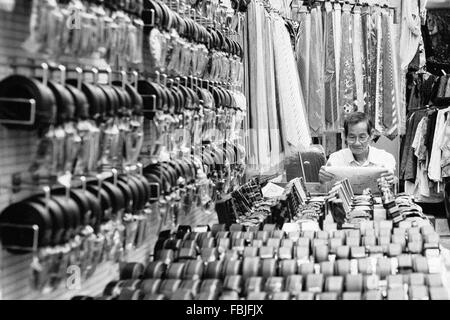 HONG KONG - Ott 3: Unidentified hawker vendere beni in Fa Yuen Street, Mongkok, Hong Kong il 3 ottobre 2015. Foto Stock