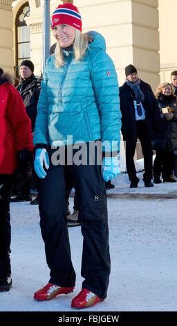 Oslo, 17-01-2016 Crown Princess Mette-Marit XXV anniversario dell'ascesa al trono norvegese delle Loro Maestà il Re Harald e la regina Sonja la Famiglia Reale assiste gli eventi presso la Piazza del Palazzo (Slottsplassen) RPE/Albert Nieboer/Paesi Bassi - nessun filo SERVICE - Foto Stock