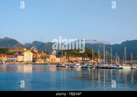 Panoramica. Ribadesella, Asturias, Spagna. Foto Stock