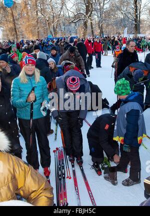 Oslo, 17-01-2016 Crown Princess Mette-Marit XXV anniversario dell'ascesa al trono norvegese delle Loro Maestà il Re Harald e la regina Sonja la Famiglia Reale assiste gli eventi presso la Piazza del Palazzo (Slottsplassen) RPE/Albert Nieboer/Paesi Bassi - nessun filo SERVICE - Foto Stock