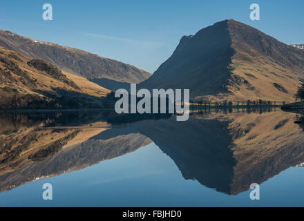 Fleetwith Pike riflessa in Buttermere Foto Stock