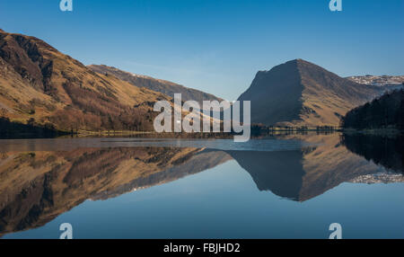 Fleetwith Pike riflessa in Buttermere Foto Stock