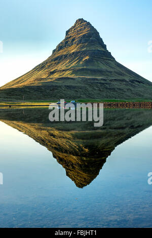 Il famoso monte Kirkjufell in Islanda si riflette in un piccolo lago Foto Stock