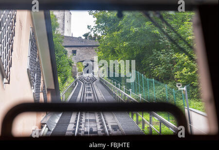 Vista sulla ferrovia del cavo dalla cabina di spostamento verso l'alto la funicolare Foto Stock