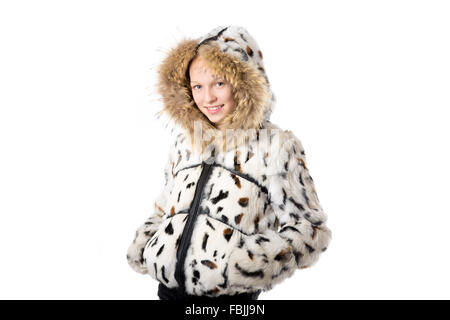 Ritratto di felice divertente casual bella ragazza adolescente indossando cappotto invernale con cappuccio, tenendo le mani nelle tasche, guardando la fotocamera Foto Stock