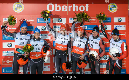 Oberhof, Germania. Xvii gen, 2016. Secondo posto Toni Eggert e Sascha Benecken della Germania (L-R), vincitori Tobias Wendl e Tobias Arlt della Germania e il terzo posto Andris Sics und Juris Sics della Lettonia celebrare durante la cerimonia di premiazione nella Coppa del Mondo di slittino a Oberhof, Germania, 17 gennaio 2016. Foto: Candy Welz/dpa/Alamy Live News Foto Stock