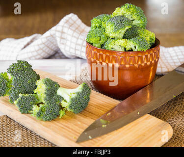 Broccoli con coltello e tagliere Foto Stock