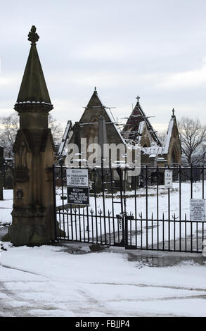 Dewsbury cancelli del cimitero con cappella abbandonati in background Foto Stock