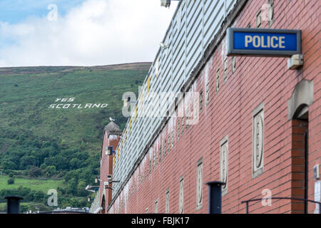 Large White sì Scozia iscritto posto su Belfast la montagna nera durante la Scozia del voto per l indipendenza dalla Gran Bretagna Foto Stock