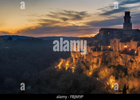 Panorama della città medievale di epoca Etrusca in Toscana, Pitigliano. Foto Stock