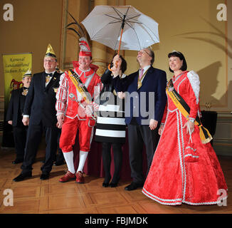 Sassonia-anhalt Premier Reiner Haseloff (CDU, la 2R) e sua moglie Gabriele (c) rappresentano insieme con il carnevale coppia principesca Kay (2 L) e Michaela (r) e con il presidente della Sassonia-Anhalt è stato ampia associazione di carnevale, Dirk Vater, durante un ricevimento di benvenuto presso Sassonia-anhalt la cancelleria di Stato a Magdeburgo (Germania), 17 gennaio 2016. 23 locali carnevale associazioni sono state invitate al ricevimento di benvenuto. Sassonia-anhalt è stato ampio ombrello associazione carnevale comprende circa 193 locali associazioni di carnevale con 17.200 membri attivi. Foto: Jens Wolf/dpa Foto Stock