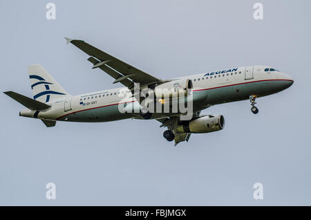 Aegean Airlines Airbus A320 -232 - SX-DVT in arrivo per atterrare all'aeroporto Heathrow di Londra in condizioni meteorologiche avverse Foto Stock