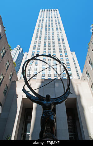 New York, Stati Uniti d'America: Atlas, una statua di bronzo creato dallo scultore Lee Lawrie, nella parte anteriore del Rockefeller Center Foto Stock