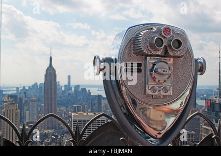 New York: skyline di Manhattan con l' Empire State Building e la parte superiore della roccia binocolo sul ponte di osservazione del Rockefeller Center Foto Stock