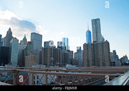 New York, Stati Uniti d'America: skyline del centro, grattacieli vista dal ponte di Brooklyn Foto Stock