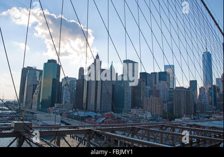 New York, Stati Uniti d'America: skyline del centro visto da di tensionamento del ponte di Brooklyn Bridge Foto Stock