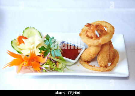 Fritti gamberoni in pastella e briciole di pane servito con salsa al peperoncino dolce dal menu Thai al cavallo bianco in Forest Hill, nr Wheatley, Oxfordshire Foto Stock