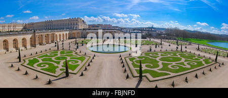 Area giardino e laghetto ornamentale, Palazzo di Versailles, Versailles, Francia, Aprile 2015 Foto Stock